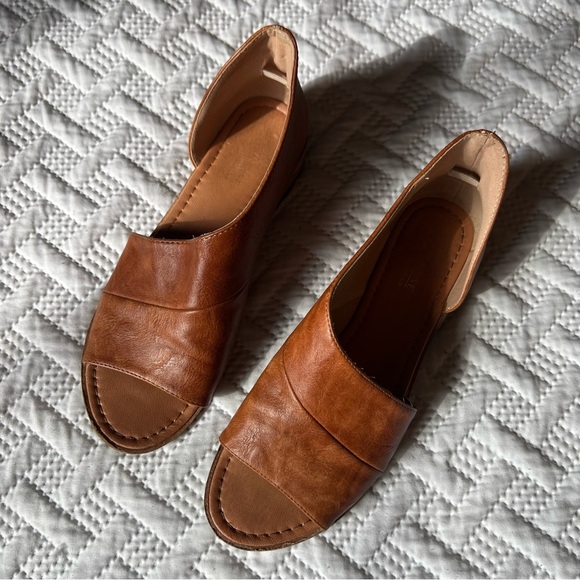 Catherine Malandrino Tan Leather Sandals - Picture 4 of 6